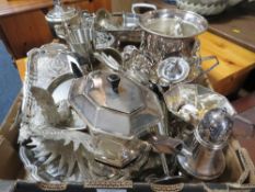 A TRAY OF ASSORTED SILVER PLATE AND METAL WARE TO INCLUDE TEA POTS, TRAYS ETC