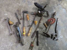 A SELECTION OF VINTAGE TOOLS