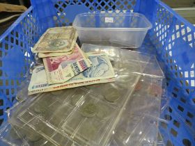 A TRAY OF COLLECTABLES, COINS AND NOTES