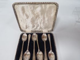 A SET OF SIX HALLMARKED SILVER GOLF THEMED TEA SPOONS BY WALKER & HALL