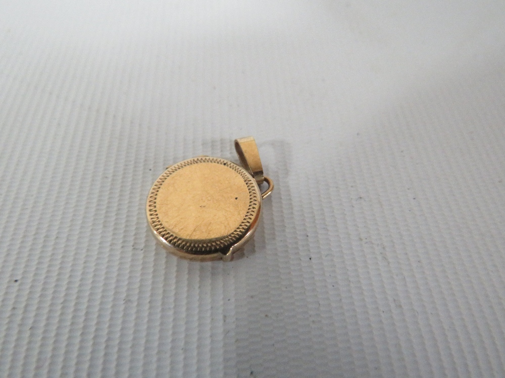 A SMALL CIRCULAR HALLMARKED 9 CARAT GOLD LOCKET AND BAIL, approx overall weight 1.5g, Dia 4.2 cm - Image 2 of 3