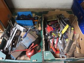 TWO TRAYS OF TOOLS TO INCLUDE AN ENGINEERS VICE