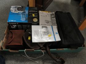 A TRAY OF VINTAGE CAMERA AND PHOTOGRAPHIC EQUIPMENT TO INCLUDE A MINOLTA