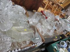 FOUR TRAYS OF ASSORTED GLASS TO INCLUDE CRYSTAL EXAMPLES