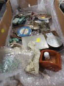 A SMALL TRAY OF COLLECTABLES TO INCLUDE EARLY CART BADGES, UNUSUAL BRASS FIGURES WHITE METAL