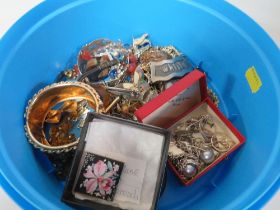 A QUANTITY OF ASSORTED COSTUME JEWELLERY TO INCLUDE SILVER EXAMPLES PLUS A TOSHIKANE STYLE