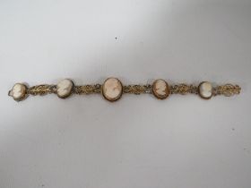 A VINTAGE CARVED SHELL CAMEO BRACELET