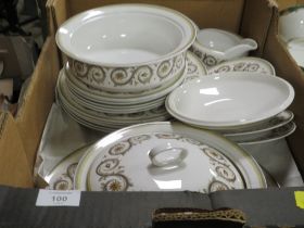 A TRAY OF SUSIE COOPER VENETIA DINNERWARE