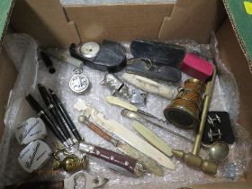 A SMALL TRAY OF COLLECTABLES TO INCLUDE VINTAGE PEN SET, PIG VESTA CASE, PEN KNIVES ETC