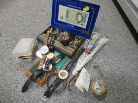 A TRAY OF COLLECTABLE COINS AND NOTES, VINTAGE WRIST WATCHES ETC