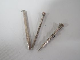 ONE HALLMARKED SILVER PROPELLING PENCIL TOGETHER WITH TWO WHITE METAL PROPELLING PENCILS ONE A/F