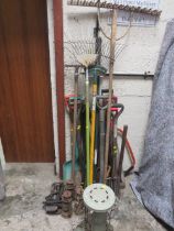 A LARGE SELECTION OF GARDEN TOOLS TO INCLUDE A PARAFFIN HEATER