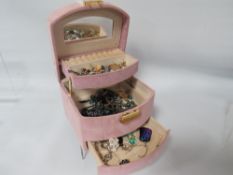 A JEWELLERY BOX AND CONTENTS TO INCLUDE A HALLMARKED 9 CARAT GOLD WRISTWATCH