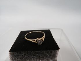 A HALLMARKED 9 CARAT GOLD DIAMOND SOLITAIRE RING - BAND SPILT/BROKEN, diamond of estimated being