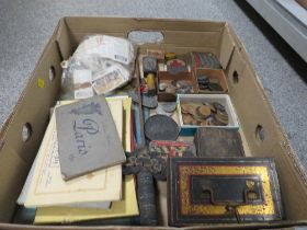 A TRAY OF ASSORTED COLLECTABLE'S TO INCLUDE COINS , MEDALS CIGARETTE CARDS ETC