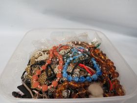 PLASTIC CONTAINER FULL OF JEWELLERY ITEMS TO INCLUDE AMBER STYLE BEADS, PEARLS ETC