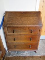 A SMALL OAK 20TH CENTURY BUREAU