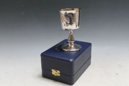 A HALLMARKED SILVER QEII SILVER JUBILEE CHALICE BY TOYE KENNING AND SPENCER - BIRMINGHAM 1977, in