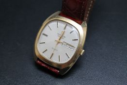 A HALLMARKED 9 CARAT GOLD MARVIN REVUE DAY DATE QUARTZ WRIST WATCH, on leather strap with plated