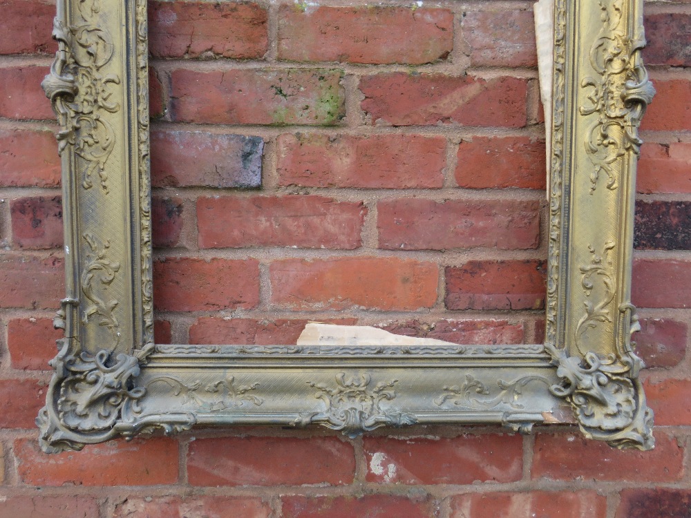 A GILT RECTANGULAR PICTURE FRAME, with raised moulded foliate detail, rebate 65 x 52 cm - Image 3 of 4