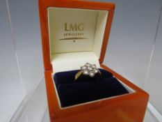 AN 18 CARAT GOLD 1 CARAT DIAMOND CLUSTER RING, set with 7 brilliant cut diamonds, ring size P