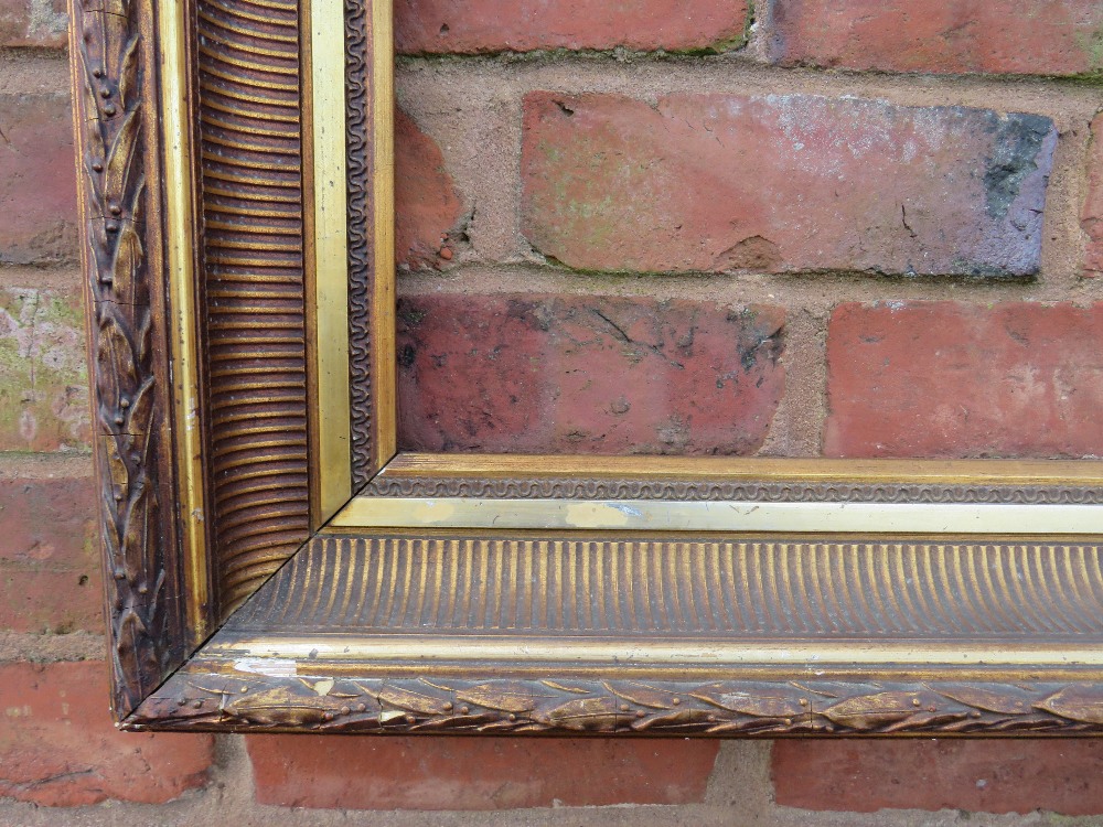A GILT RECTANGULAR PICTURE FRAME, with acanthus moulded detail, rebate 83 x 57 cm - Image 3 of 4