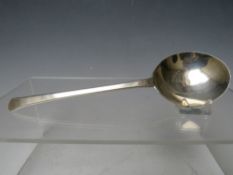 A LATE 18TH / EARLY 19TH CENTURY SILVER SPOON, L 17 cm