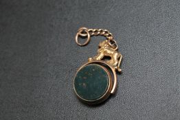 AN UNUSUAL CHESTER HALLMARKED 9 CARAT GOLD SWIVEL FOB WITH LION ATOP THE MOUNT, approx weight 8.