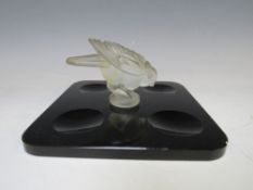 AN ART DECO STYLE GLASS EGG CRUET, with glass chick to centre, H 11 cm, base 18.5 x 18.5 cm