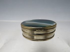 A VICTORIAN OVAL AGATE AND WHITE METAL SNUFF BOX, 5 x 4 cm