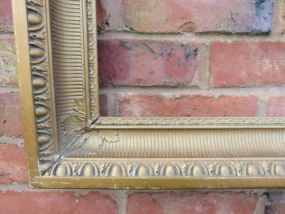 A GILT RECTANGULAR PICTURE FRAME, with egg and dart moulded detail, rebate 82 x 57 cm - Image 3 of 4