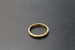 A SMALL HALLMARKED 22 CARAT GOLD WEDDING BAND, approx weight 2.7g