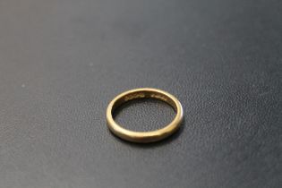 A SMALL HALLMARKED 22 CARAT GOLD WEDDING BAND, approx weight 2.7g