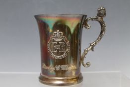 A HEAVY HALLMARKED SILVER MUG BY THE BIRMINGHAM MINT - BIRMINGHAM 1978, with plaque and engraving,