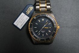 A BOXED SEIKO 1990'S TITANIUM SPORTS 200 QUARTZ DIVERS WATCH, model 7n42 - f100, Dia 4.5 cm