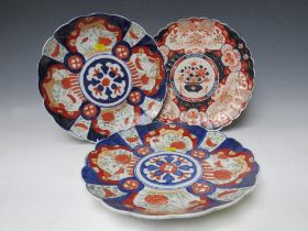 A PAIR OF JAPANESE IMARI PATTERN CHARGERS, together with another, Dia. 30 cm (3)