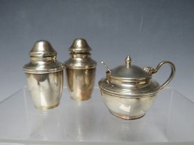 A HALLMARKED SILVER THREE PIECE CRUET SET BIRMINGHAM 1972, makers mark A.T.C., consisting of salt,