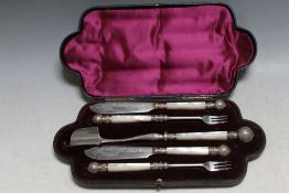 A QUALITY SILVER PLATE AND MOTHER OF PEARL CHEESE AND PICKLE SET IN ORIGINAL SHAPED FITTED BOX,