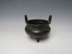 A 19TH CENTURY BRONZE CENSER WITH CHARACTER MARKS TO BASE, Dia at top 12 cm