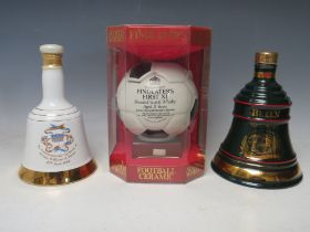 A FINDLATER'S FIRST XI BLENDED SCOTCH WHISKY AGED 11 YEARS CERAMIC FOOTBALL DECANTER AND CONTENTS,