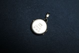 A SMALL CIRCULAR HALLMARKED 9 CARAT GOLD LOCKET AND BAIL, approx overall weight 1.5g, Dia 4.2 cm