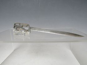 AN ART DECO SILVER LETTER KNIFE BY J.C.K. with sprinter handle, L 18 cm