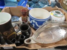 A TRAY OF CERAMICS ETC TO INCLUDE A WEDGWOOD BLUE DIP JARDINAIRE