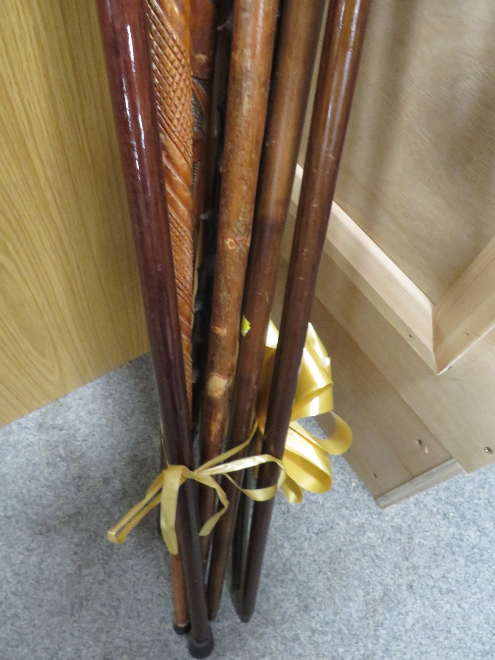 A SELECTION OF ASSORTED WALKING STICKS TO INCLUDE ONE IN THE FORM OF A HARE ETC - Image 4 of 4