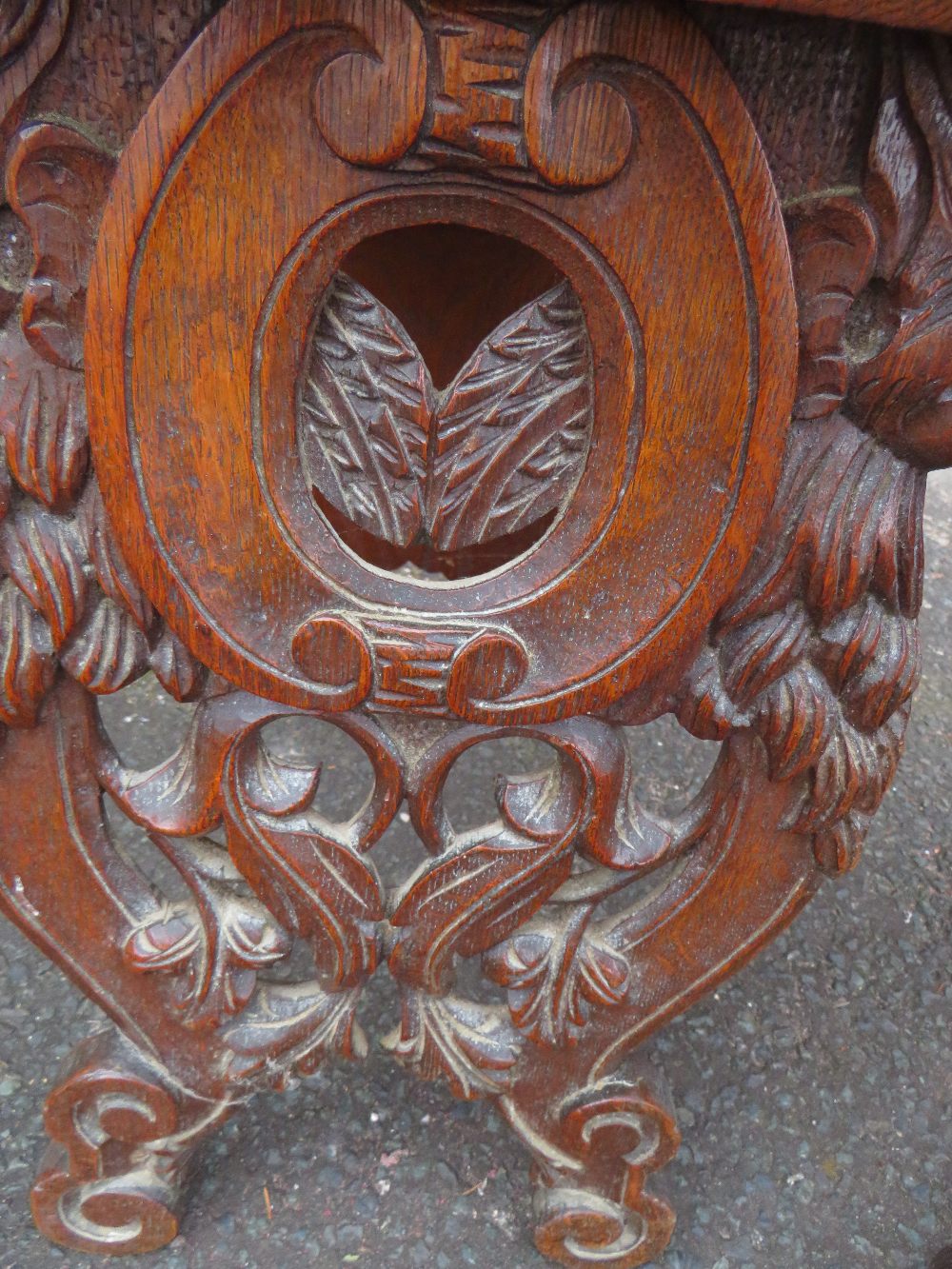 A PAIR OF UNUSUAL CARVED OAK VINTAGE STOOLS - Image 2 of 5