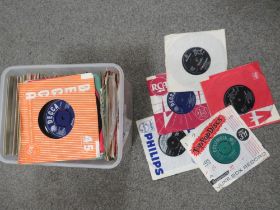 A SMALL COLLECTION OF 7 INCH SINGLE RECORDS TO INCLUDE ELVIS, SHIRLEY BASSEY ETC