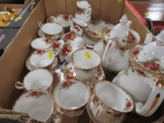 A TRAY OF ROYAL ALBERT OLD COUNTRY ROSES TEA/DINNER WARE