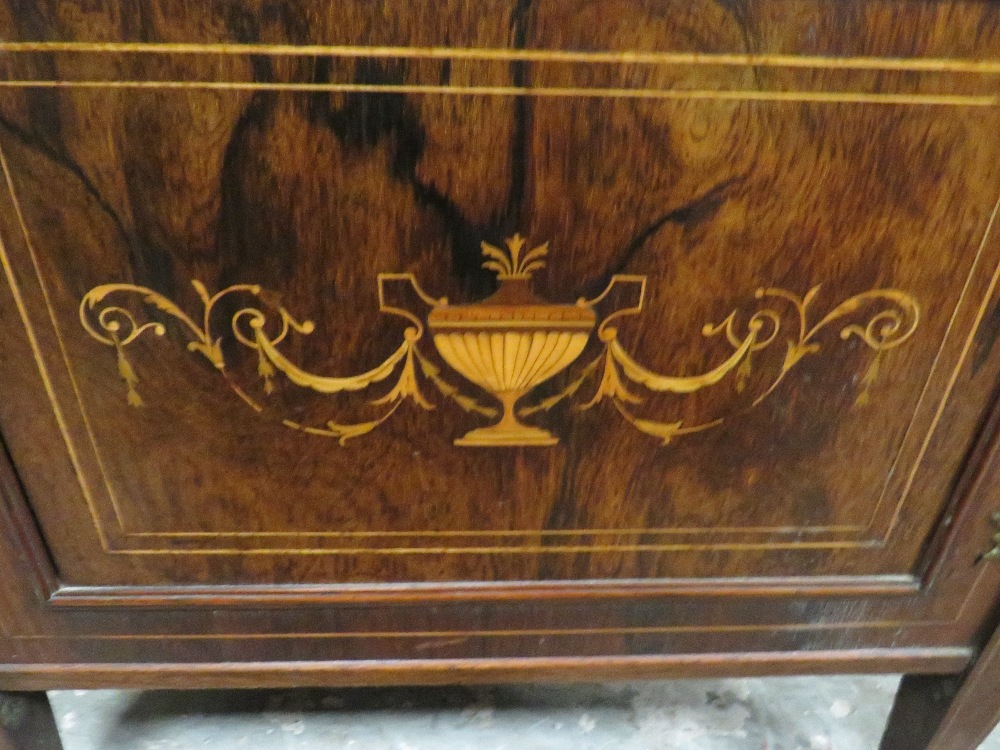 AN EDWARDIAN ROSEWOOD AN INLAID MUSIC CABINET - Image 8 of 8