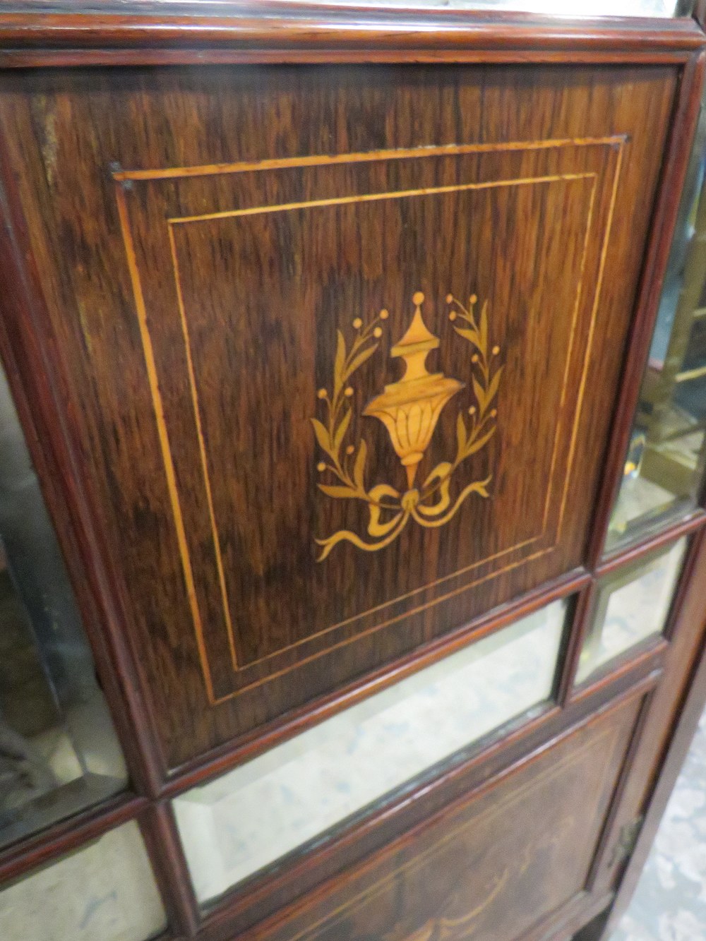 AN EDWARDIAN ROSEWOOD AN INLAID MUSIC CABINET - Image 3 of 8