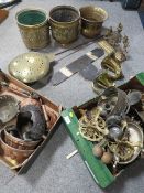 A QUANTITY OF ASSORTED METAL WARE TO INCLUDE A BRASS ROYAL CREST DOOR STOP